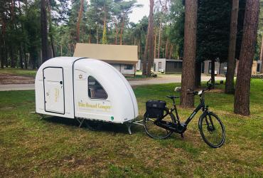 Bike Nomad Camper fietst zomer in